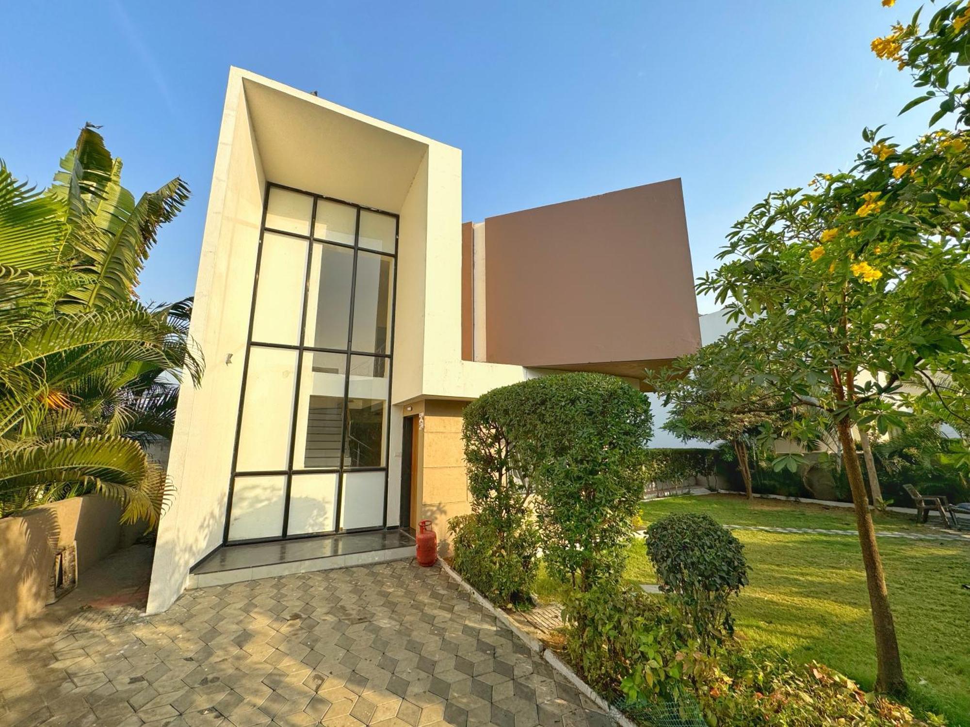 Castillo The Villa Near Kamrej Surat Exterior photo